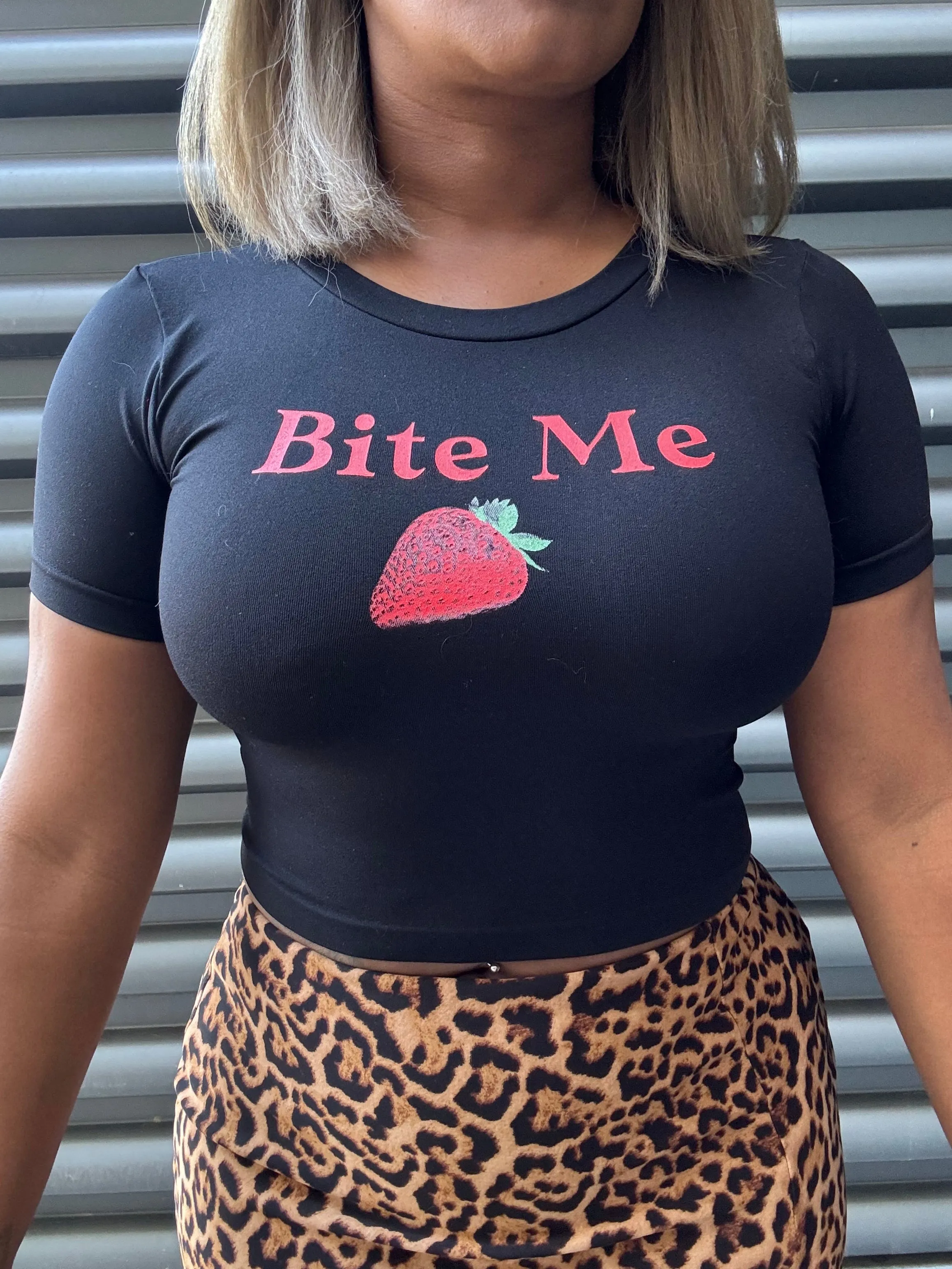"BITE ME" STRAWBERRY GRAPHIC CR0P TOP - BLACK